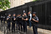 Des policiers gardent l’entrée de l’ambassade du Qatar, à Paris, le 23 mai 2022.