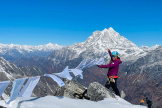 Une alpiniste népalaise dans le Rolwaling Himal a choisi les drapeaux biodégradables d’Ang Dolma.