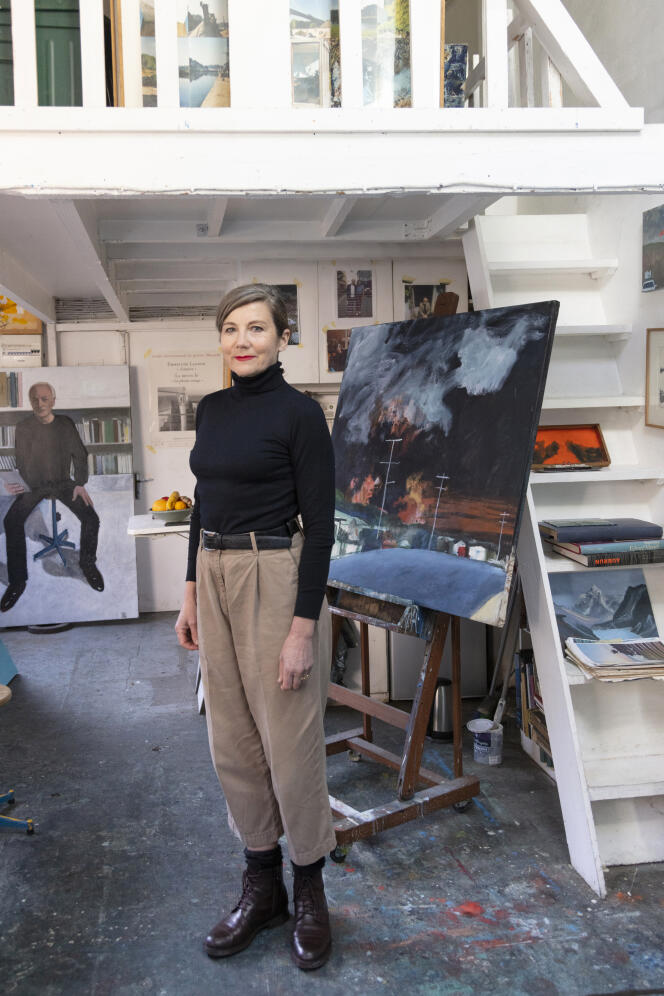 L’écrivaine et peintre Emmelene Landon, dans son atelier parisien, en mars.