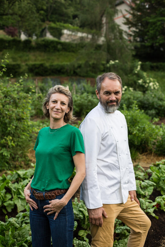 El chef Christophe Aribert y Célia Metsu, su acompañante, en el jardín del restaurante Maison Aribert, en mayo de 2022.
