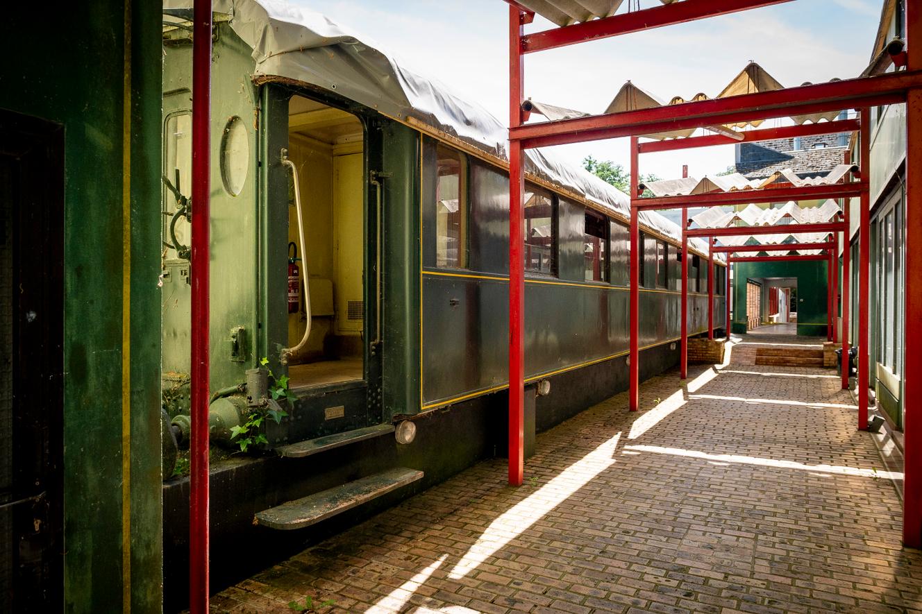 Des wagons ont été installés sur le terrain de la clinique psychiatrique de la Chesnaie, à Chailles (Loir-et-Cher), pour héberger les artistes en résidence ou les stagiaires. Ici, le 18 mai 2022.