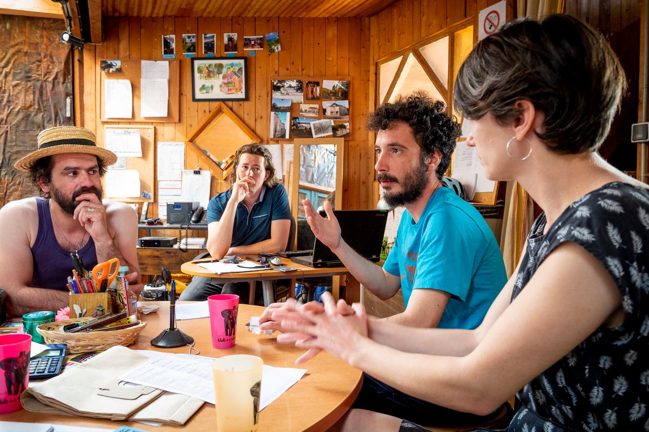 Florian Persillet, Gwenvaël Loarer, Jean Gaillot et Magalie Tostain (de gauche à droite), qui travaillent à la clinique de la Chesnaie, à Chailles (Loir-et-Cher), membres de l’association qui porte le projet de rachat de l’établissement, lors d’une réunion, le 18 mai 2022.