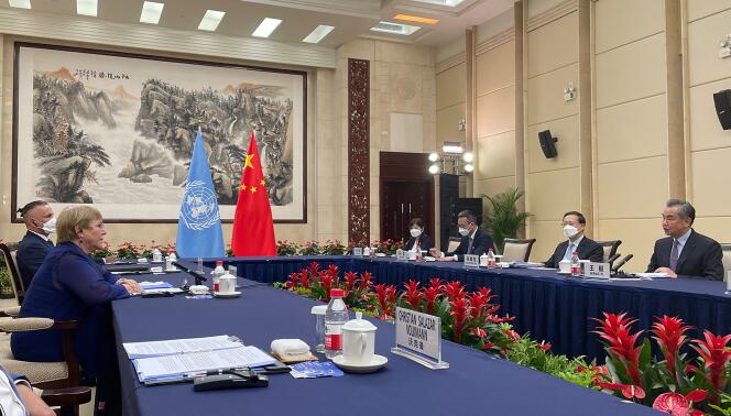 Michelle Bachelet, haut-commissaire des Nations unies aux droits de l’homme (à gauche), avec le ministre chinois des affaires étrangères Wang Yi (à droite) lors de leur rencontre à Canton, dans le sud de la Chine, le 23 mai 2022.