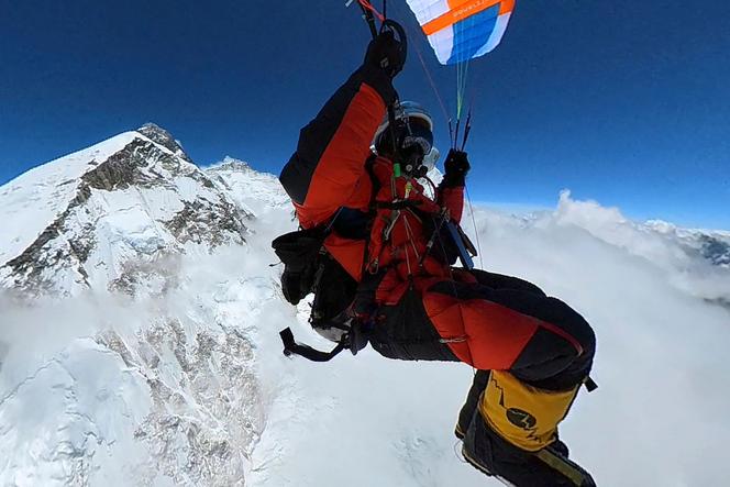 Esta fotografía, tomada el 15 de mayo de 2022 y proporcionada por Pierre Carter, muestra al parapentista sudafricano durante su descenso desde la cima del Everest.