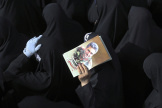 Lors des funérailles du colonel Hassan Sayyad Khodaï, des gardiens de la révolution, tué dimanche, à Téhéran, mardi 24 mai 2022. 