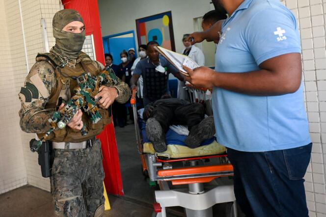 Un policier transporté sur une civière arrive à l’hôpital Getulio Vargas, après avoir été blessé lors d’une opération dans une favela, à Rio de Janeiro, au Brésil, le 24 mai 2022. 