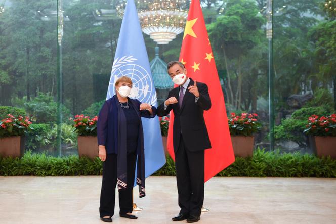 Menteri Luar Negeri China Wang Yi dengan Komisaris Tinggi PBB untuk Hak Asasi Manusia Michelle Bachelet di Guangzhou, China selatan, 23 Mei 2022. Foto dirilis oleh Kantor Berita Xinhua.