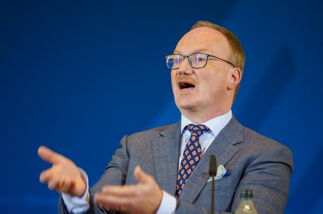 Der deutsche Ökonom Lars Feld nimmt am 11. Mai 2022 in Berlin an einer Pressekonferenz zur Finanzstrategie teil.