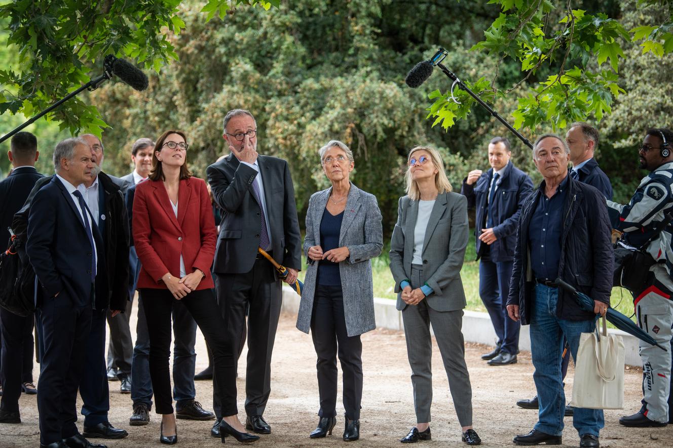 Elisabeth Borne, Amélie de Montchalin et Agnès Pannier-Runacher, en déplacement au Muséum d’histoire naturelle, à Paris, le 22 mai 2022, en présence de Bruno David (au centre), naturaliste et président de l’institution.