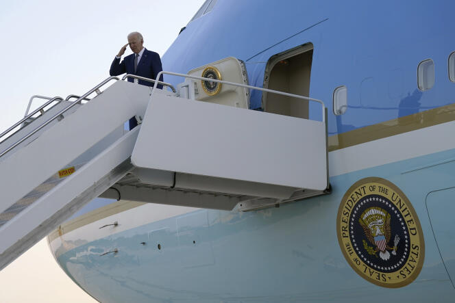 El presidente de los Estados Unidos, Joe Biden, a punto de abordar el Air Force One en Fussa, Japón, el 24 de mayo de 2022.