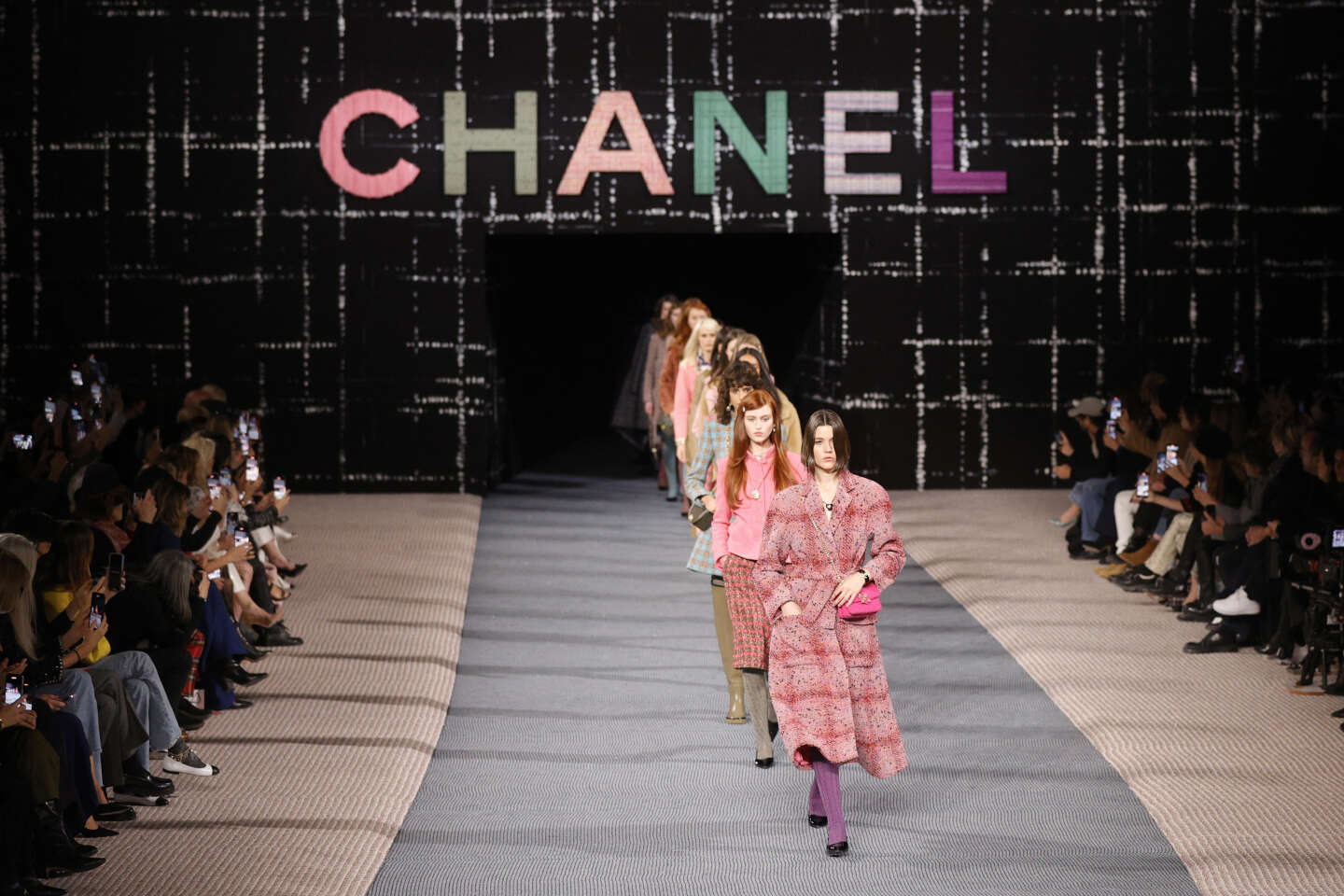 Malgré le record des ventes de Chanel en 2021, le secteur du luxe replonge dans l’incertitude