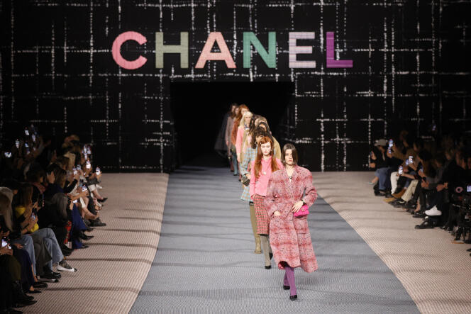 Peragaan busana siap pakai wanita Chanel's Fall/Winter 2022-2023, di Paris, pada 8 Maret 2022. 