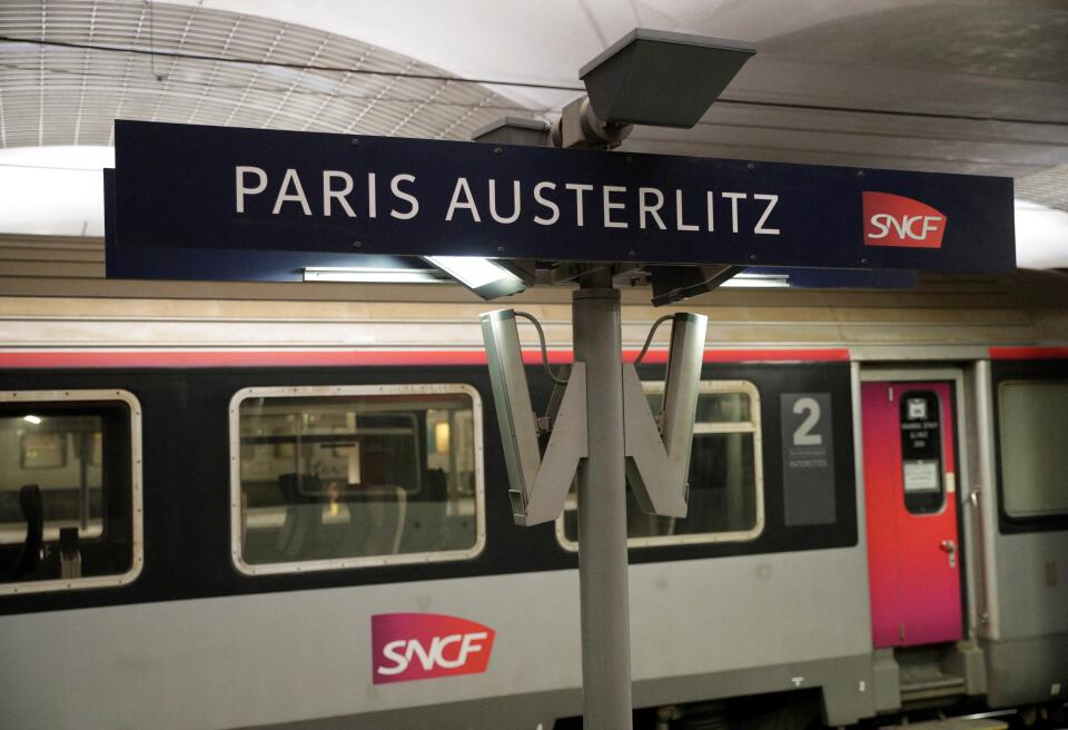 A train is stopped at a platform of the Gare d'Austerlitz in Paris on April 9, 2019. (Photo by Geoffroy VAN DER HASSELT / AFP)