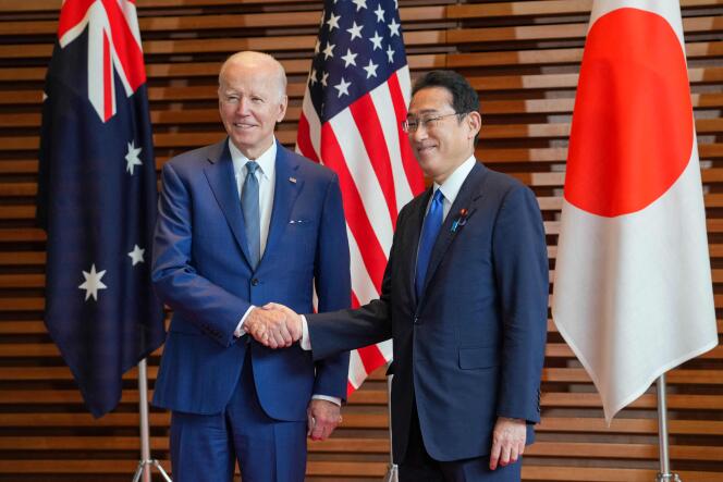 El primer ministro japonés Fumio Kishida saluda al presidente estadounidense Joe Biden en Tokio el 24 de mayo de 2022. 