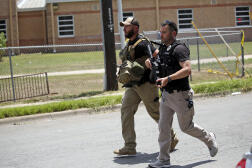 Des policiers après la tuerie dans l’école Robb, à Uvalde, au Texas, le 24 mai 2022.
