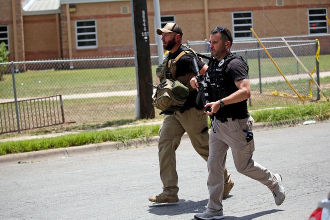 Policía después del tiroteo en Robb School en Uvalde, Texas, el 24 de mayo de 2022.