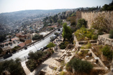 Le quartier palestinien de Silwan, à gauche, et les murs d’enceinte de la vieille ville de Jérusalem, à droite, le 7 novembre 2019. 