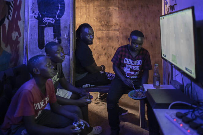 Des « gamers » à Kibera, le plus grand bidonville d’Afrique, à Nairobi, en janvier 2022.