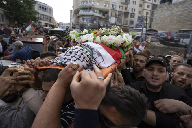 Des Palestiniens portent le corps de la journaliste Shireen Abu Akleh, le 11 mai 2022, à Ramallah, en Cisjordanie occupée.