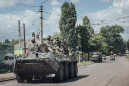 A Ukrainian armored vehicle carrying troops in the city of Bakhmut (Donetsk region), May 23, 2022.