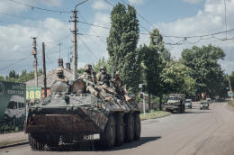Un blindé ukrainien transportant des troupes dans la ville de Bakhmout. Bakhmout, oblast de Donetsk le 23 mai 2022.