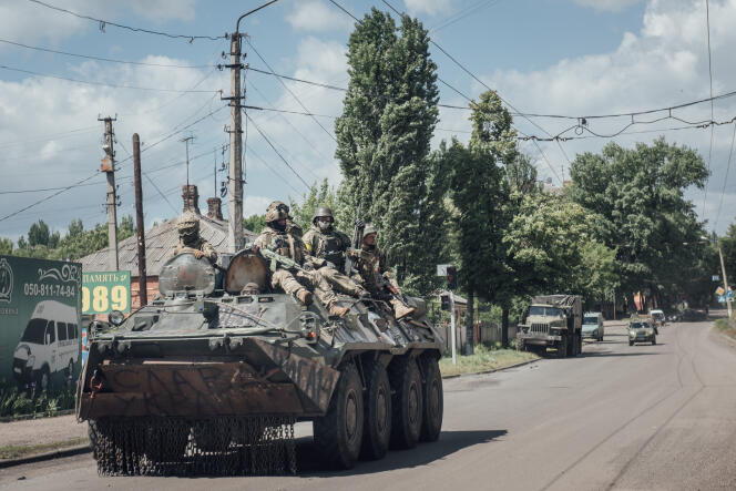 Un blindé ukrainien transportant des troupes dans la ville de Bakhmout (oblast de Donetsk), le 23 mai 2022.