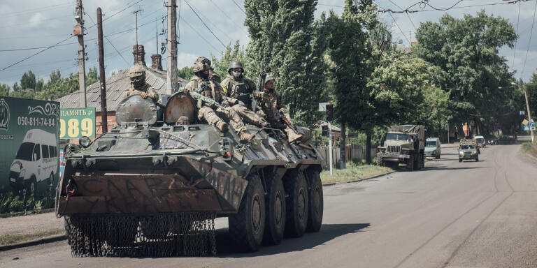 Un blindé ukrainien transportant des troupes dans la ville de Bakhmout. Bakhmout, oblast de Donetsk le 23 mai 2022.