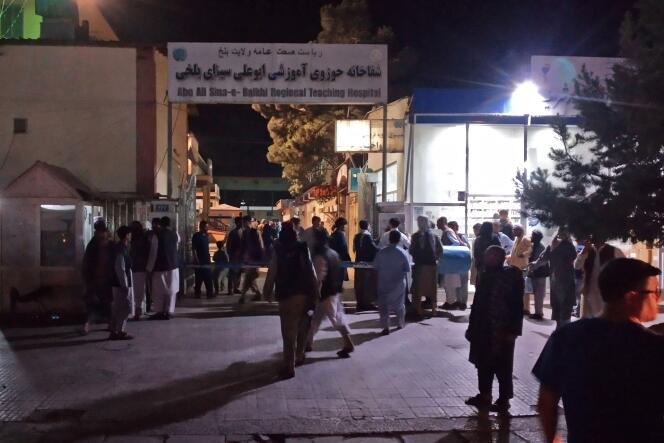 Des proches des victimes des attentats qui ont visé trois minibus à Mazar-i-Sharif, dans le nord de l’Afghanistan, près de l’hôpital de la ville, le 25 mai 2022.