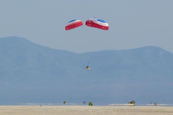 L’atterrissage de la capsule Starliner, aidée par les parachutes géants, dans le désert du Nouveau-Mexique à White Sands, mercredi 25 mai 2022.