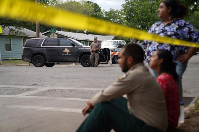 Devant la Robb Elementary School où un tireur de 18 ans a tué de nombreux enfants, à Uvalde (Texas), le 24 mai 2022.