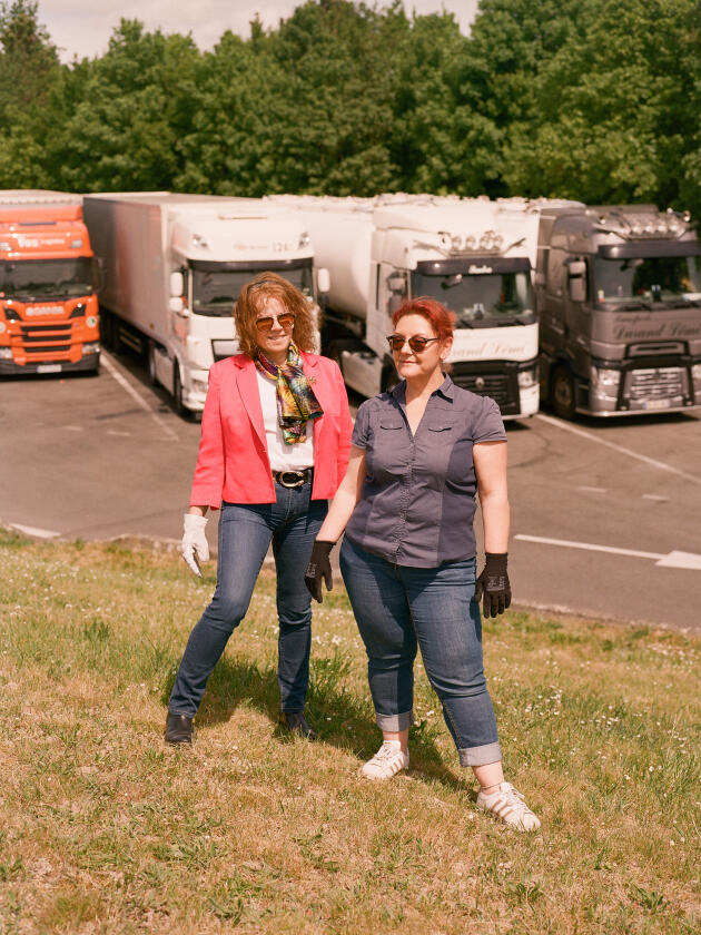 Huguette Durand et Sandra Walter, patronne et salariée, en tant que routières, des Transports Durand-Lémi, sur un parking d’autoroute, entre Lillo (Belgique) et Beaune (Côte-d’Or, France), le 12 mai 2022. 