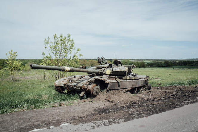 Un tank ukrainien détruit par les Russes, dans la banlieue de Kharkiv (Ukraine), le 13 mai 2022.