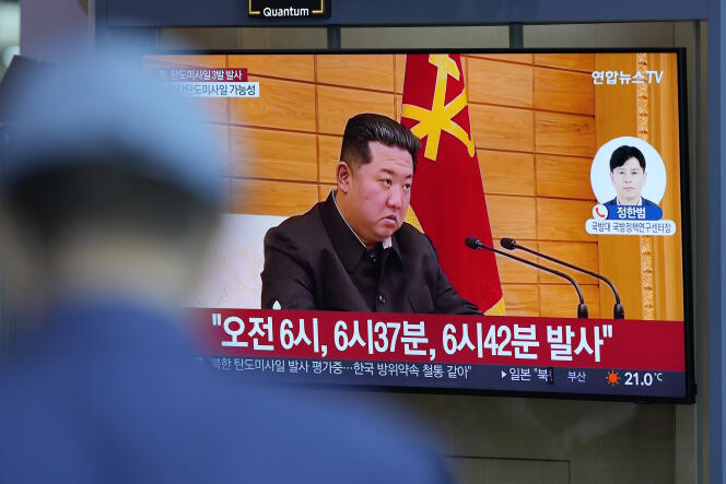 Dans une gare de Séoul, la télévision sud-coréenne montre des images d’archives du président nord-coréen, Kim Jong-un, après le lancement de missiles par Pyongyang, le 25 mai 2022. 