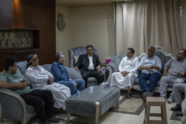 Des solliciteurs patientent chez l’homme d’affaires yéménite Ahmed Saleh Al-Essi (au centre), au Caire (Egypte), le 15 mai 2022.