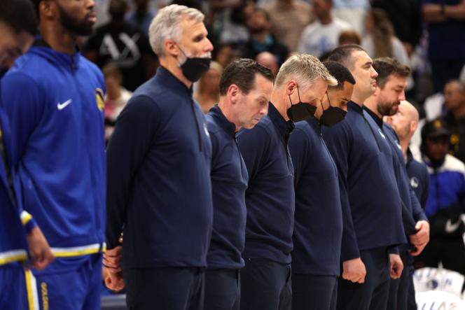 Steve Kerr (enmascarado, centro), en medio de su personal durante el minuto de silencio en homenaje a las víctimas de la masacre de Uvalde, 24 de mayo de 2022.