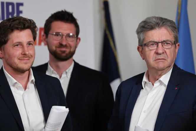 Julien Bayou (EELV, izquierda), Thomas Kekenbosch (Génération.s, centro) y Jean-Luc Mélenchon (LFI, derecha), durante una conferencia de prensa de Nupes, en París, el 25 de mayo de 2022.