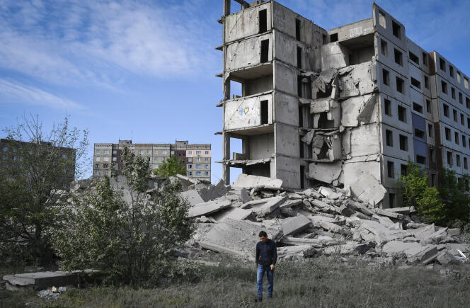 Un résident d’un ensemble de bâtiments devant son habitation détruite par un bombardement à Kramatorsk, dans l’oblast de Donetsk, en Ukraine, le 25 mai 2022.