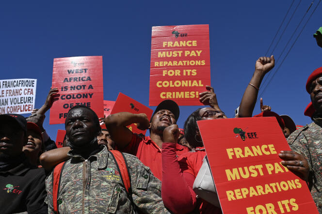 Manifestation des Combattants pour la liberté économique (EFF) devant l’ambassade de France à Pretoria, le 25 mai 2020.