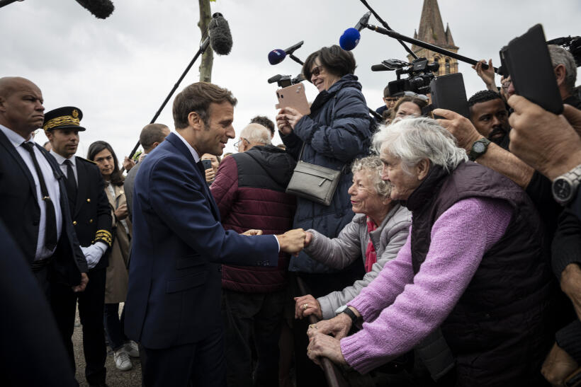 Le président de la République en déplacement sur le marché de Barbazan-Debat (Hautes-Pyrénées), le 29 avril 2022.