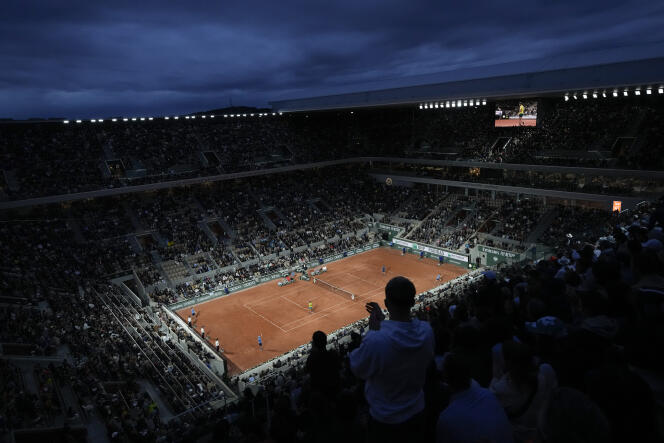 Le court Philippe-Chatrier, à Roland-Garros, lors du deuxième tour entre Rafael Nadal et Corentin Moutet, à Paris, le 25 mai 2022.