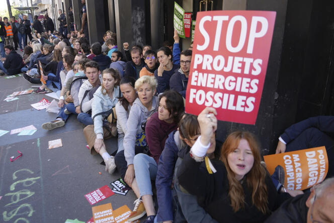 Le 25 mai, des militants de plusieurs associations pour le climat bloquent l’accès à la salle Pleyel, à Paris, où était prévue une assemblée générale d’actionnaires du groupe TotalEnergies.
