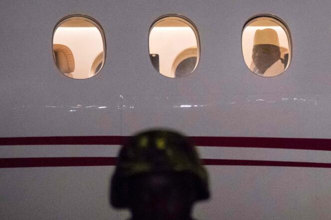 Le 21 janvier 2017, à l’aéroport de Banjul, le dictateur Yaya Jammeh quitte la Gambie après vint-deux ans de pouvoir.