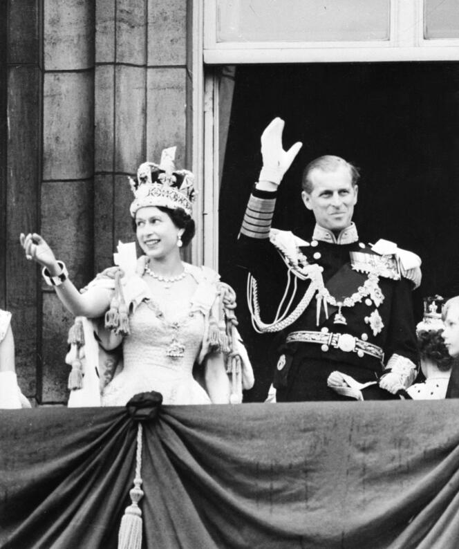 Britain's Queen Elizabeth II (L) and Britain's Prince Philip, Duke of Edinburgh wave to the crowd from the Balcony at Buckingham Palace, following her coronation, June 2 1953. 