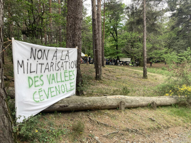 Banderole installée par les opposants au projet d’implantation du 2e Régiment étranger d’infanterie (REI), près du col Saint-Pierre, dans les Cévennes, le 8 mai 2022. 