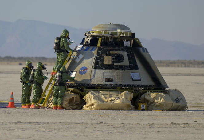 Boeing and NASA teams work around Boeing's Starliner after it landed at White Sands Missile Range's Space Harbor (New Mexico), on Wednesday, May 25, 2022.