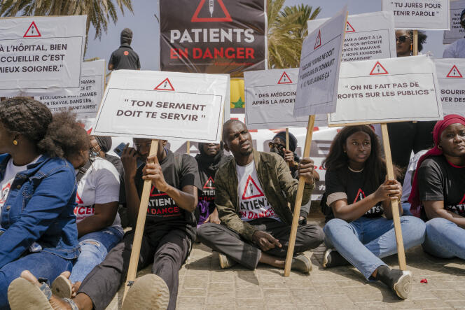 Sit-in du collectif « Patients en danger », le 23 avril 2022 à Dakar, pour demander justice pour Astou Sokhna, une femme enceinte morte faute d’avoir été prise en charge alors qu’elle réclamait une césarienne.