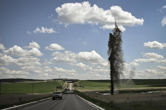 Un mortier explose près de la route menant à Lyssytchansk, ville jumelle de Sievierodonetsk, dans le Donbass, le 23 mai 2022.