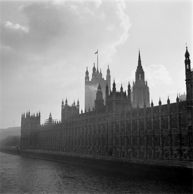 El Palacio de Westminster en Londres, diciembre de 1946.
