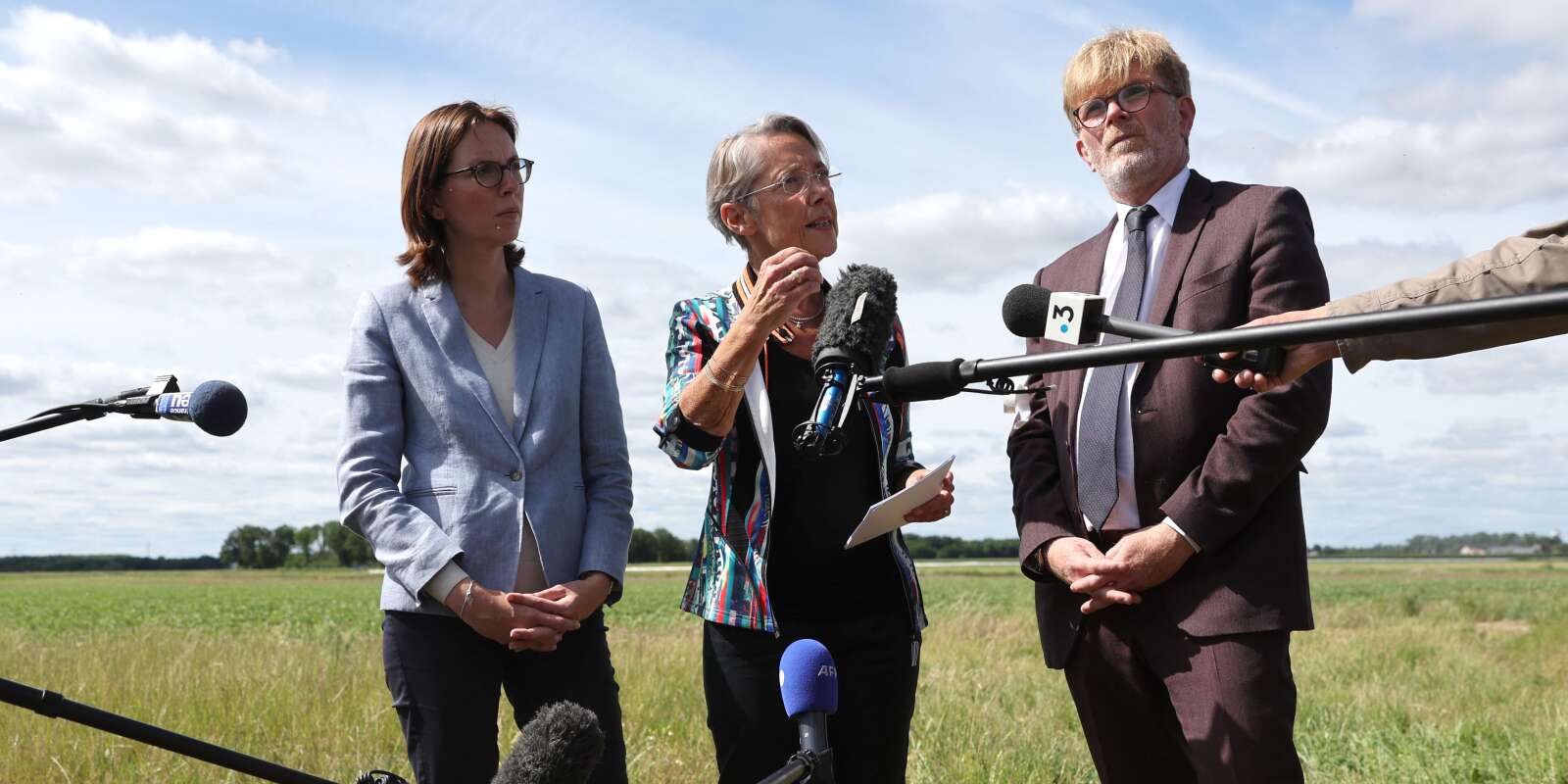  Amélie de Montchalin, Elisabeth Borne et Marc Fesneau prennent la parole devant les médias à l’issue de leur visite d’une exploitation agricole touchée par la sécheresse, jeudi 26 mai 2022 dans le Loiret. 