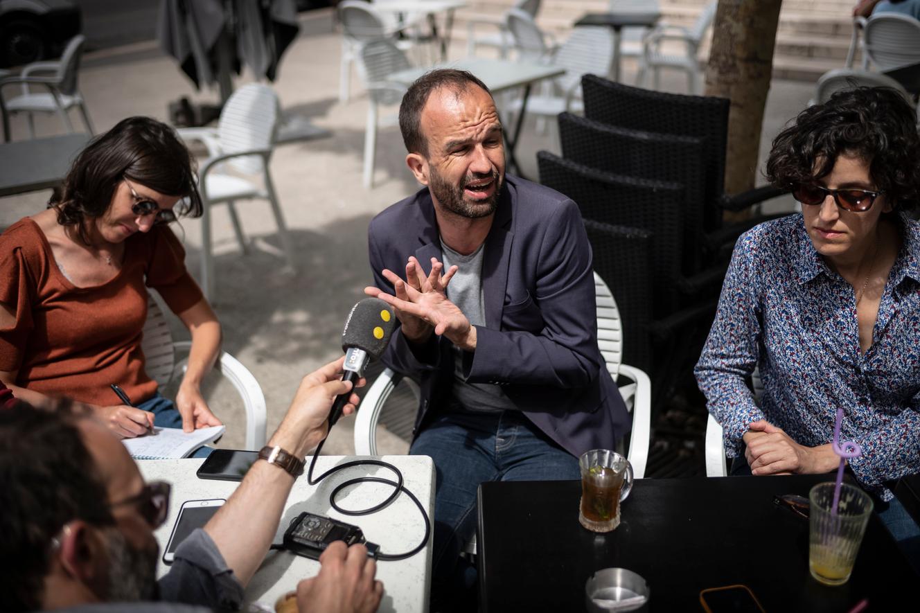 Manuel Bompard is walking in the Belsunce district of Marseille, with her substitute Kalila Sevin, May 25, 2022.